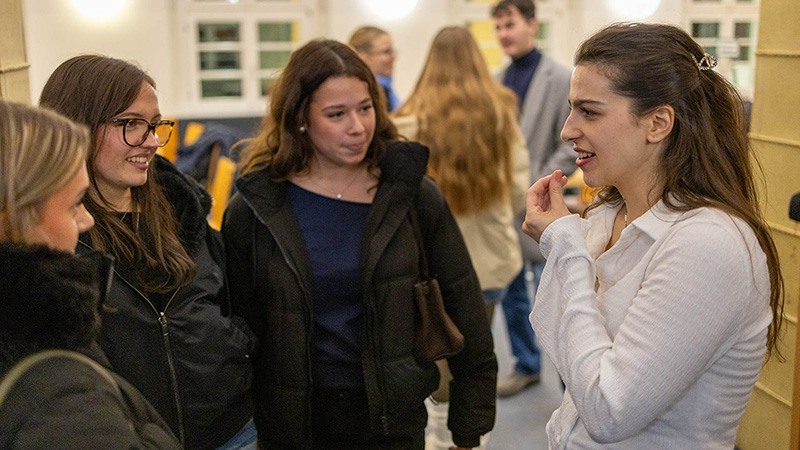 Marina und einige Schülerinnen nach der Aufführung oder: Der Treff der ehem. Tulla-Realschülerinnen :-)